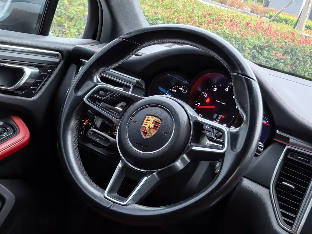 Porsche Macan 2017 — фото 12