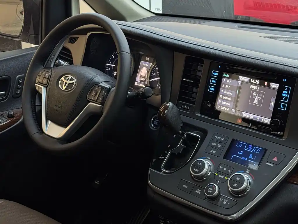 Toyota Sienna 2017 — фото 14