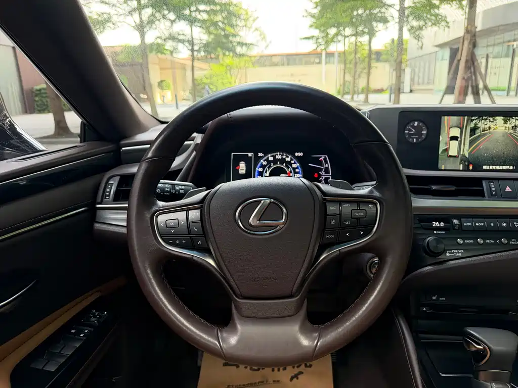 Lexus ES 2020 — фото 9
