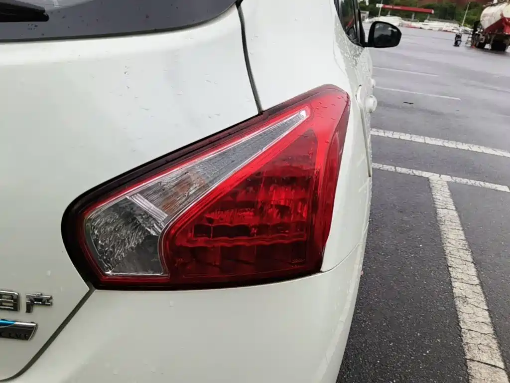 Nissan Tiida 2015 — фото 8