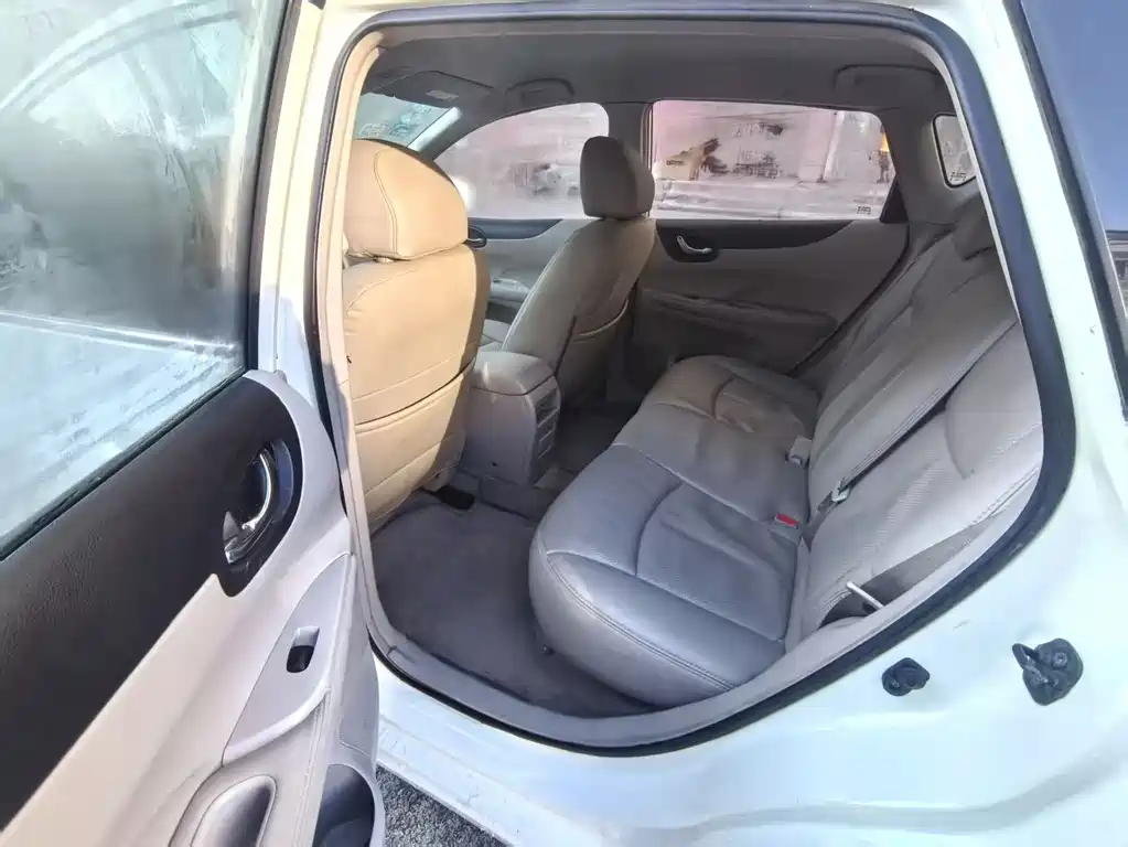 Nissan Tiida 2015 — фото 9