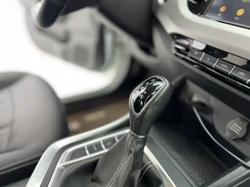 Geely Vision X3 2020 — фото 13