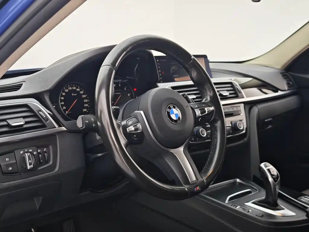 BMW 3 Series 2018 — фото 12