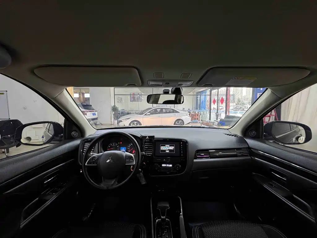 Mitsubishi Outlander 2022 — фото 17