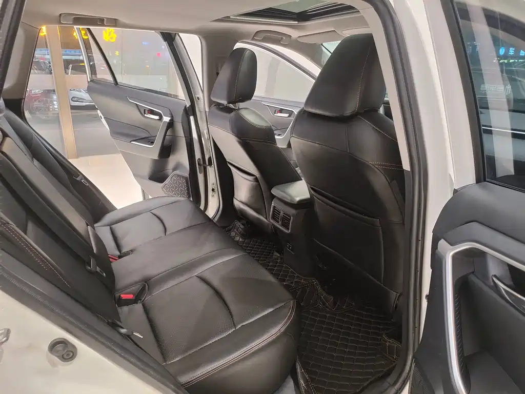 Toyota RAV4 2019 — фото 12