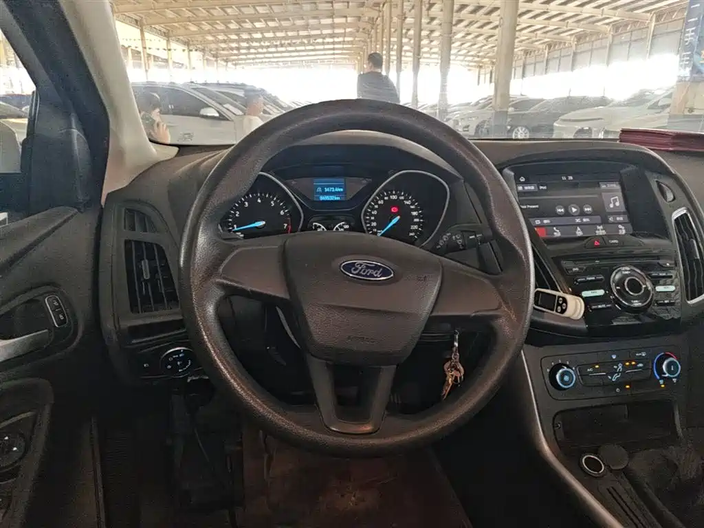 Ford Focus 2016 — фото 11