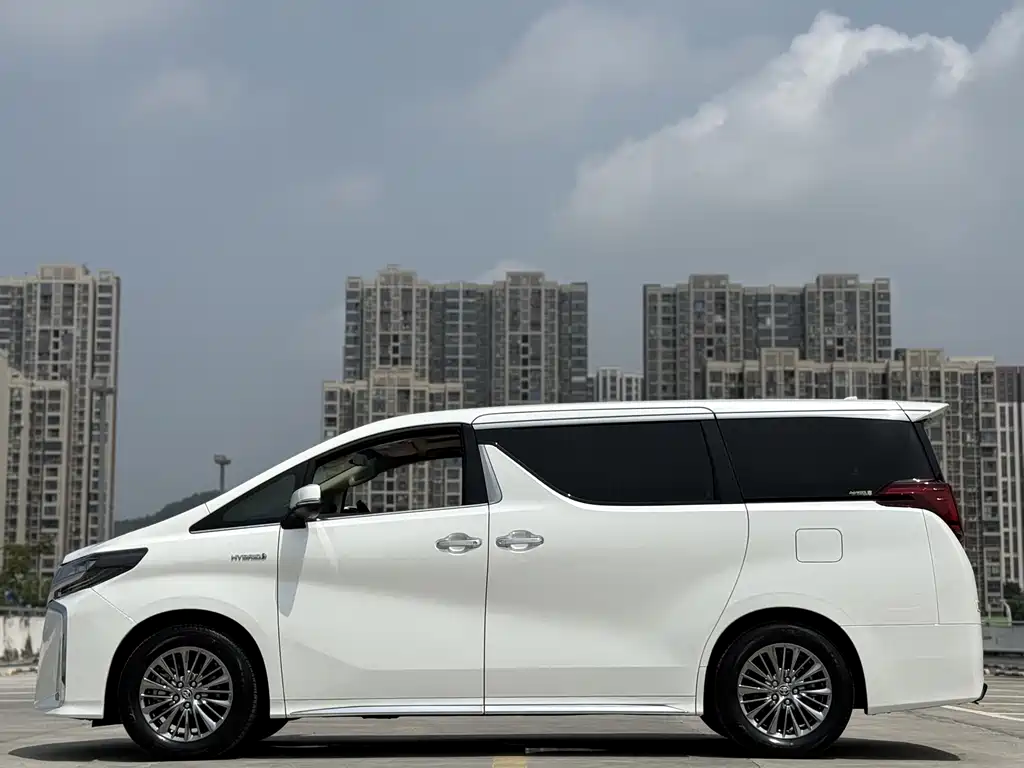 Toyota Alphard 2022 — фото 14