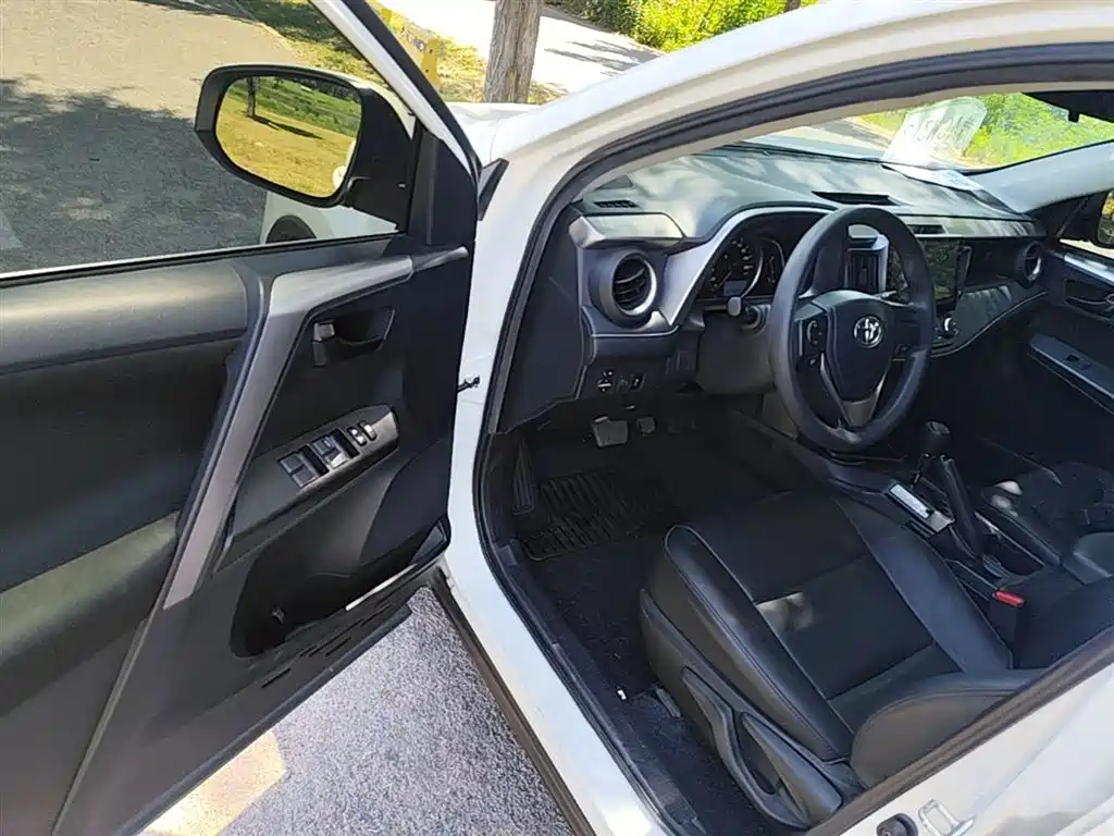 Toyota RAV4 2019 — фото 16