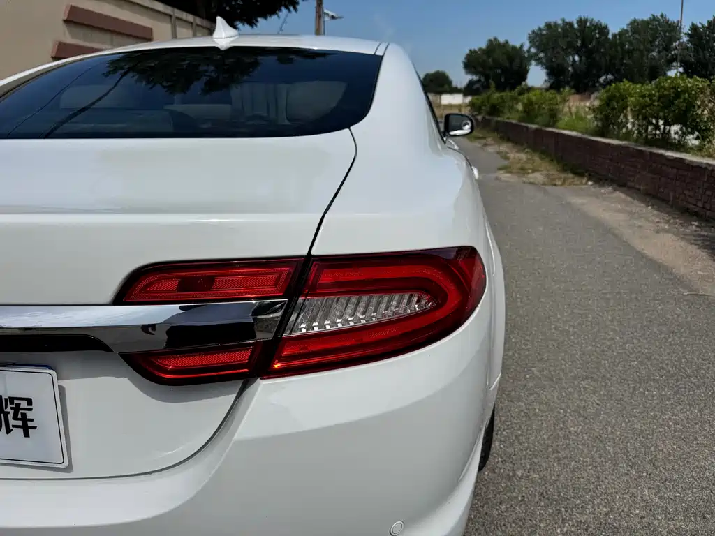 Jaguar XF 2013 — фото 25