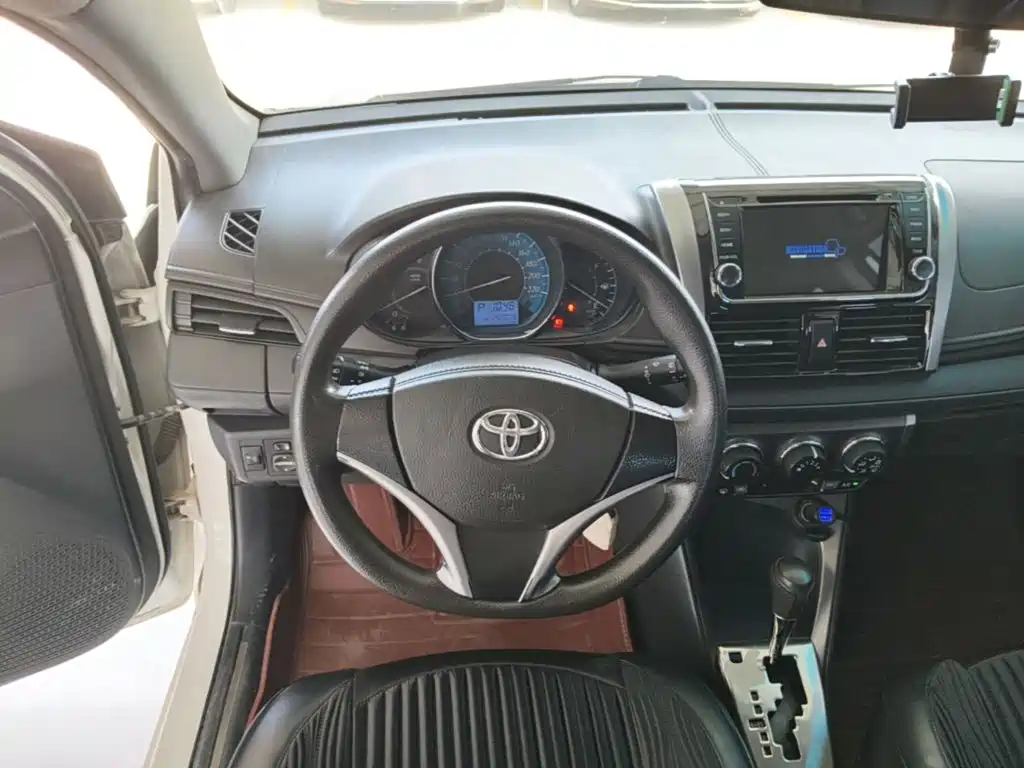 Toyota Yaris L 2015 — фото 11