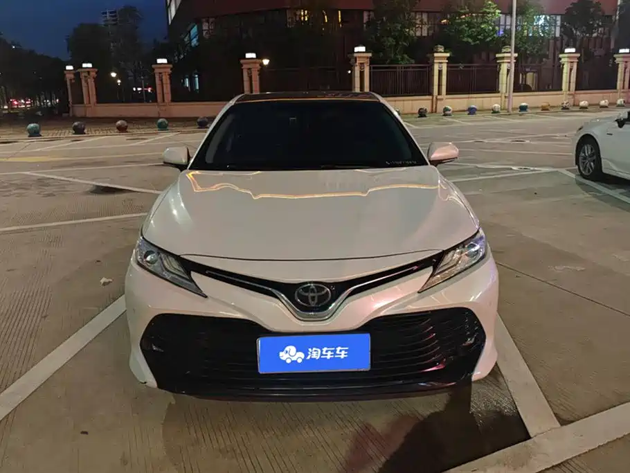 Toyota Camry 2018 — фото 2