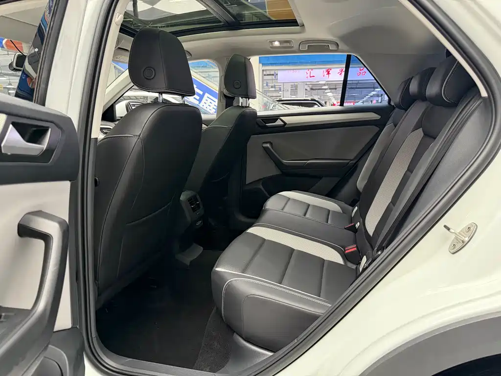 Volkswagen T-Roc 2023 — фото 10