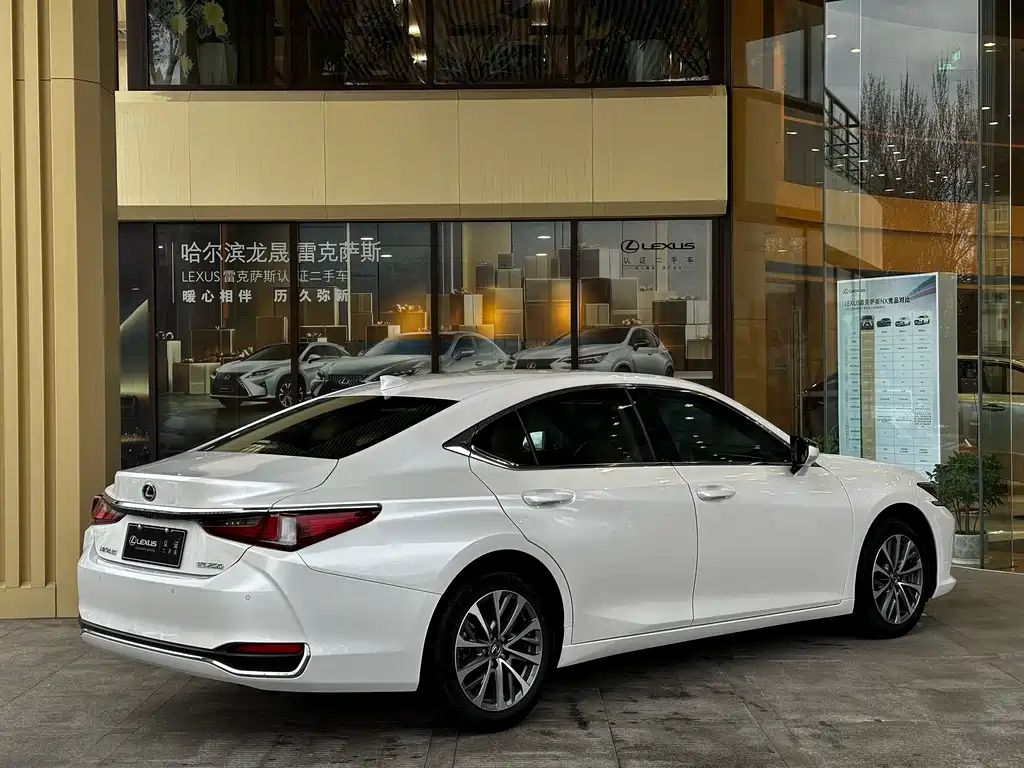Lexus ES 2024