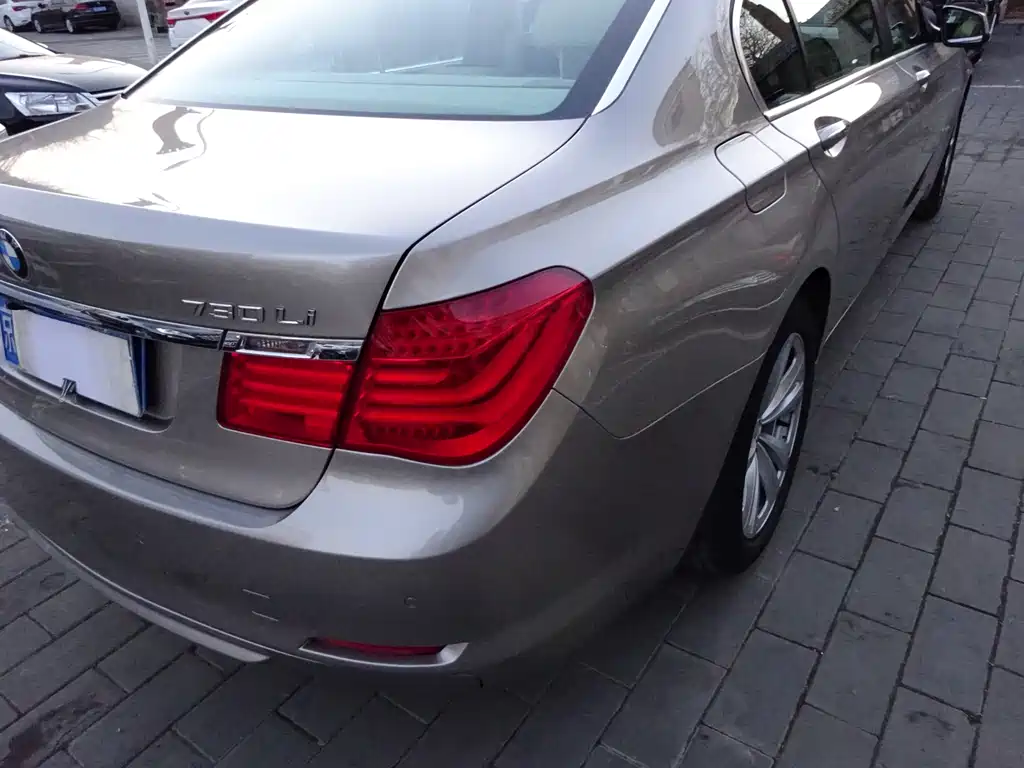BMW 7 Series 2011 — фото 11