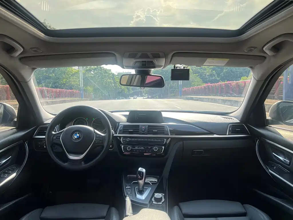 BMW 3 Series 2018 — фото 11