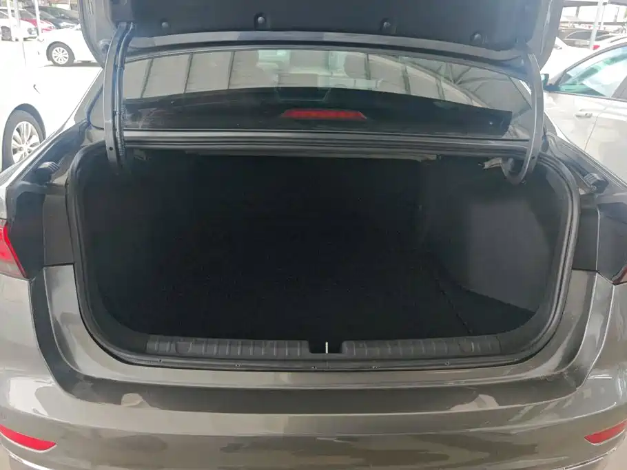 Geely Emgrand 2022