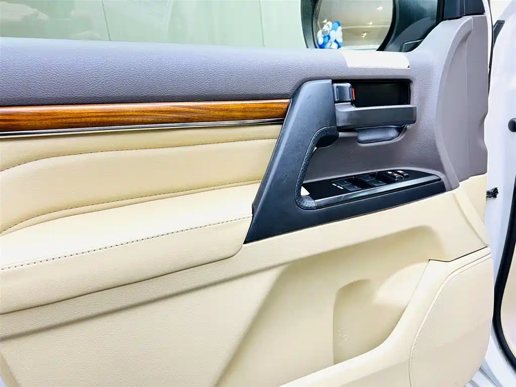 Toyota Land Cruiser 2017 — фото 11