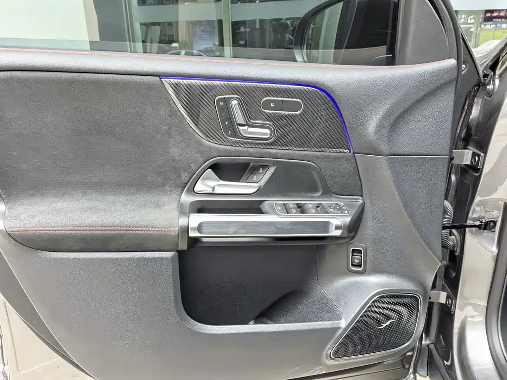 Mercedes-Benz GLB AMG 2024 — фото 12
