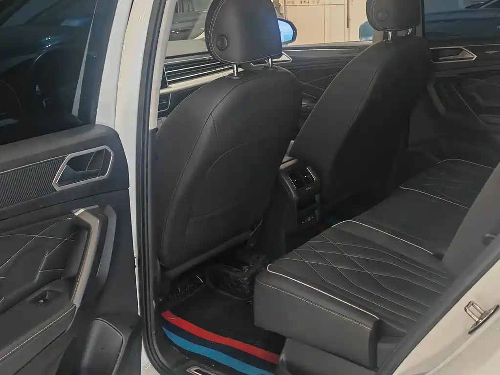 Volkswagen Tiguan L 2023 — фото 3