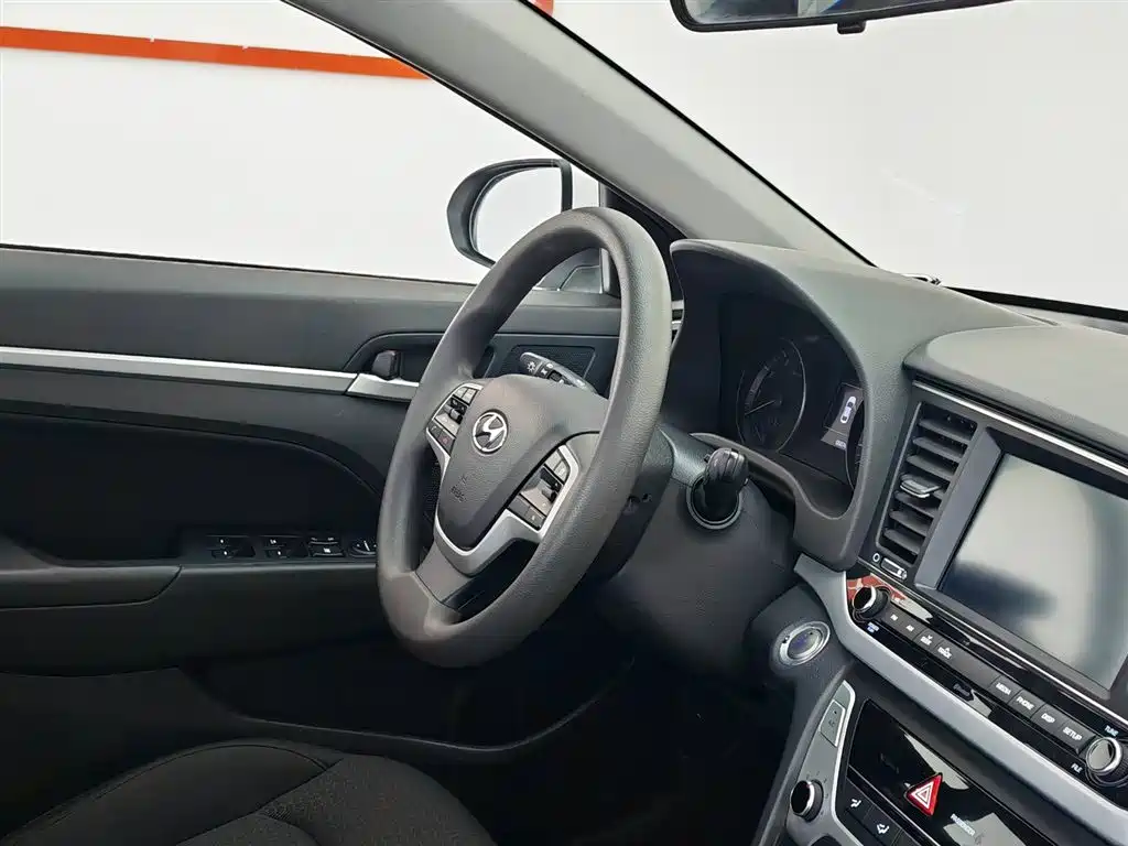 Hyundai Elantra 2018 — фото 22