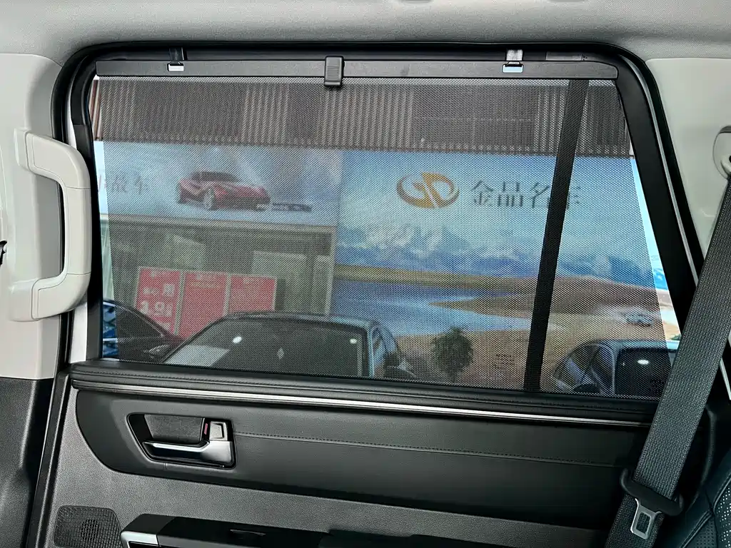 Toyota Sequoia 2023 — фото 20
