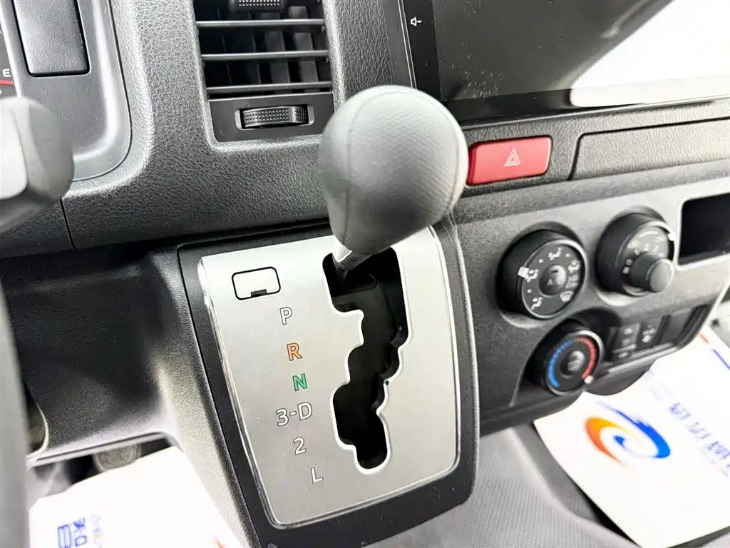 Toyota Hiace 2018 — фото 11