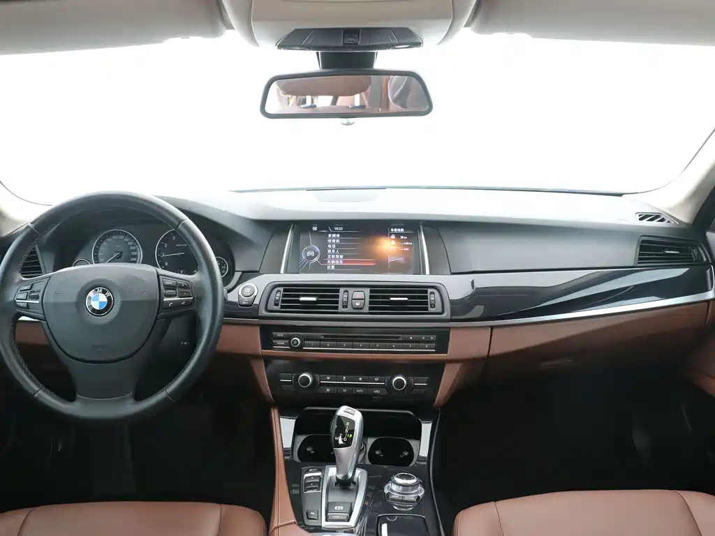 BMW 5 Series 2015 — фото 15