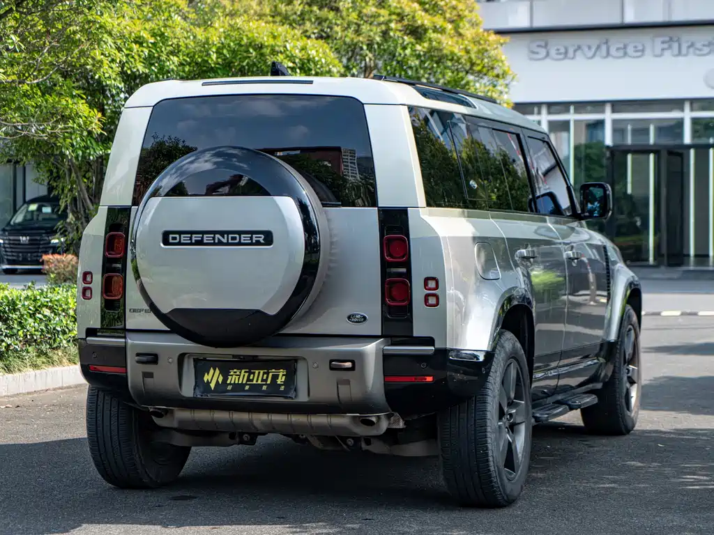 Land Rover Defender 2023 — фото 14