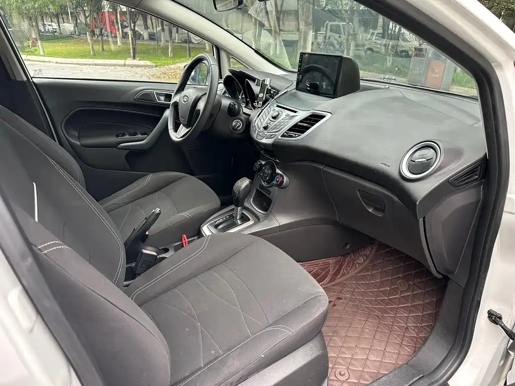 Ford Fiesta 2013 — фото 16
