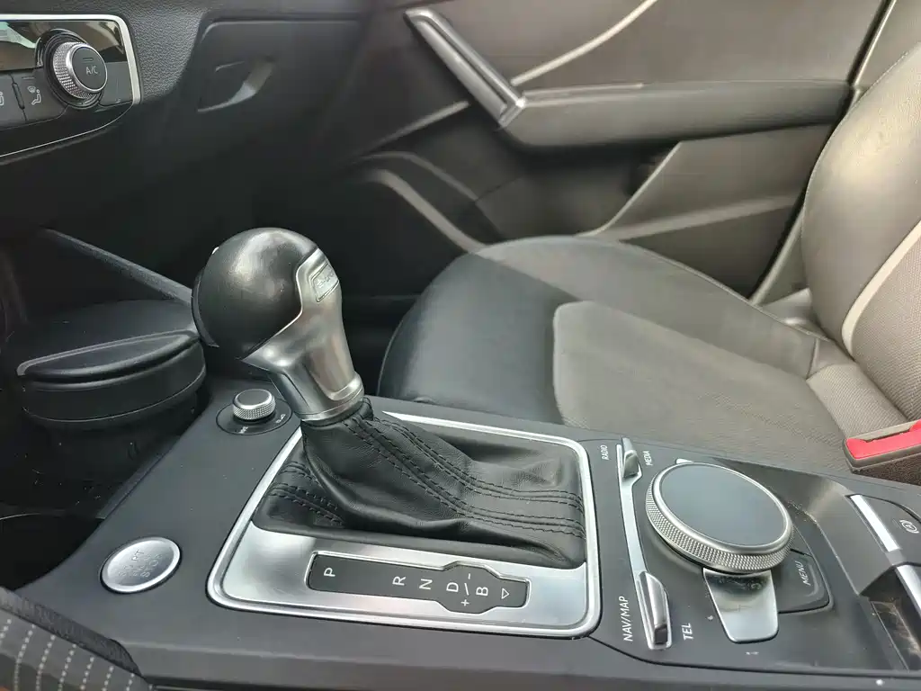 Audi Q2L e-tron 2020 — фото 12