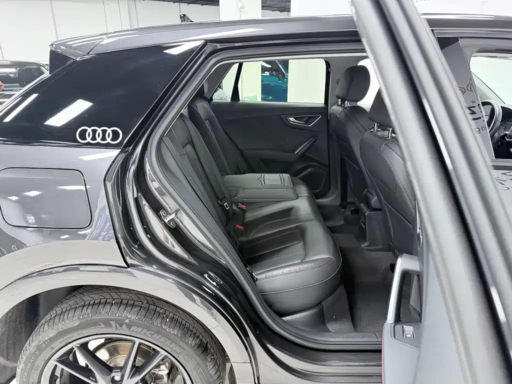 Audi Q2L 2023 — фото 11