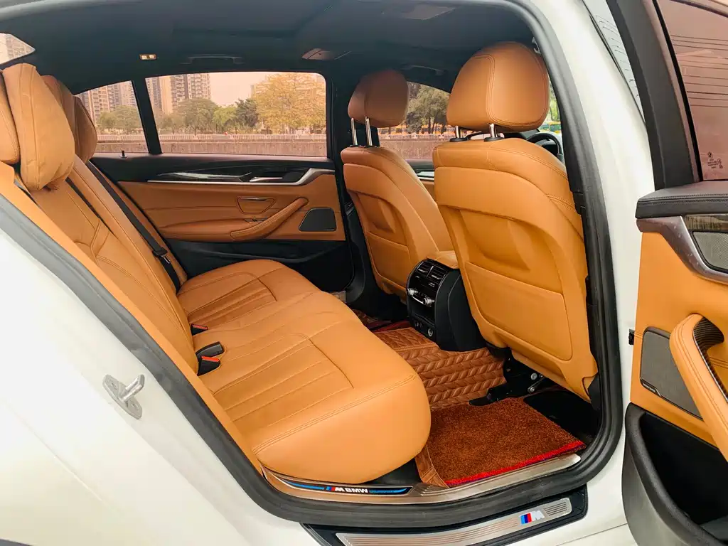 BMW 5 Series 2018 — фото 10