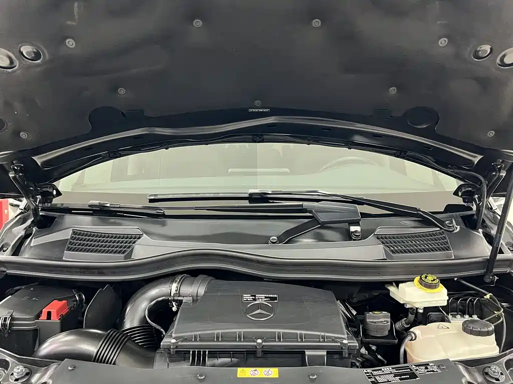 Mercedes-Benz V-Class 2023 — фото 16