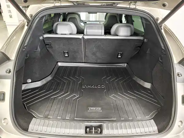 Lynk & Co 08 EM-P 2023