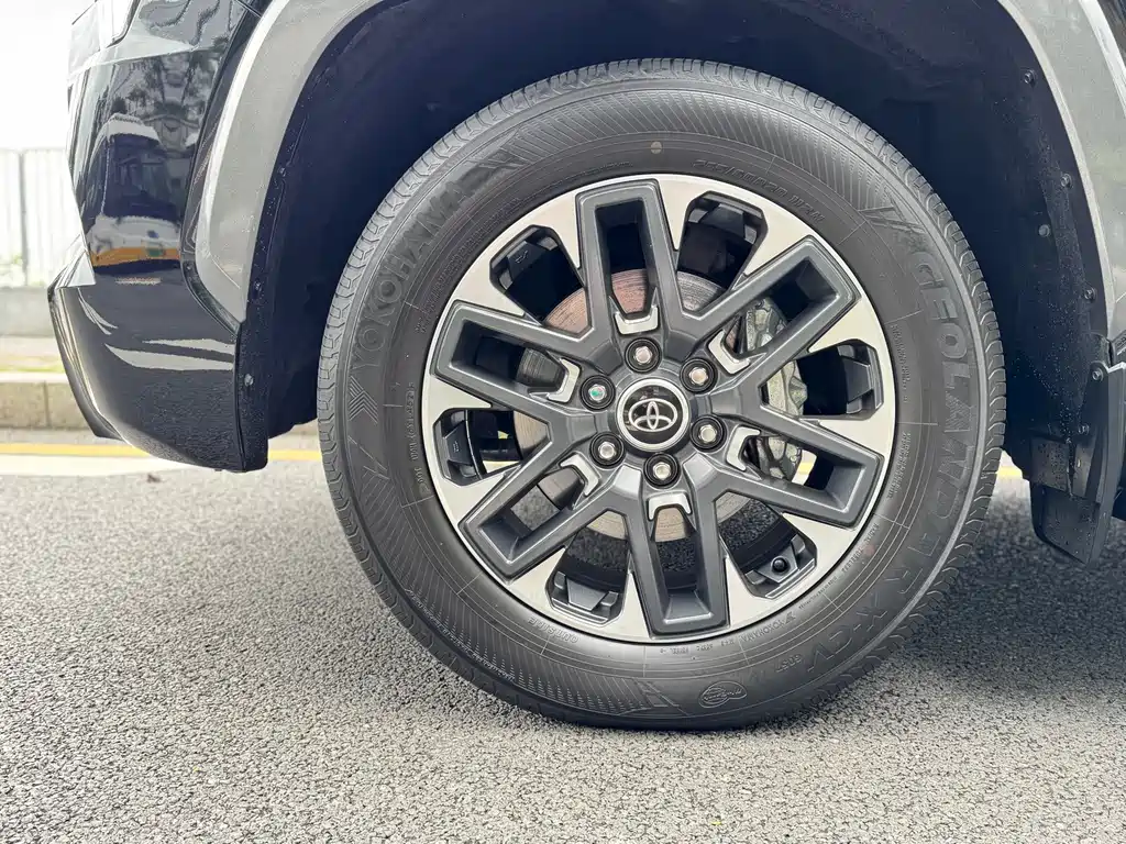 Toyota Sequoia 2023 — фото 24