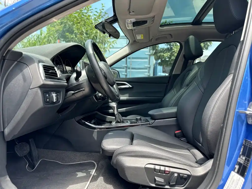 BMW 1 Series 2018 — фото 10