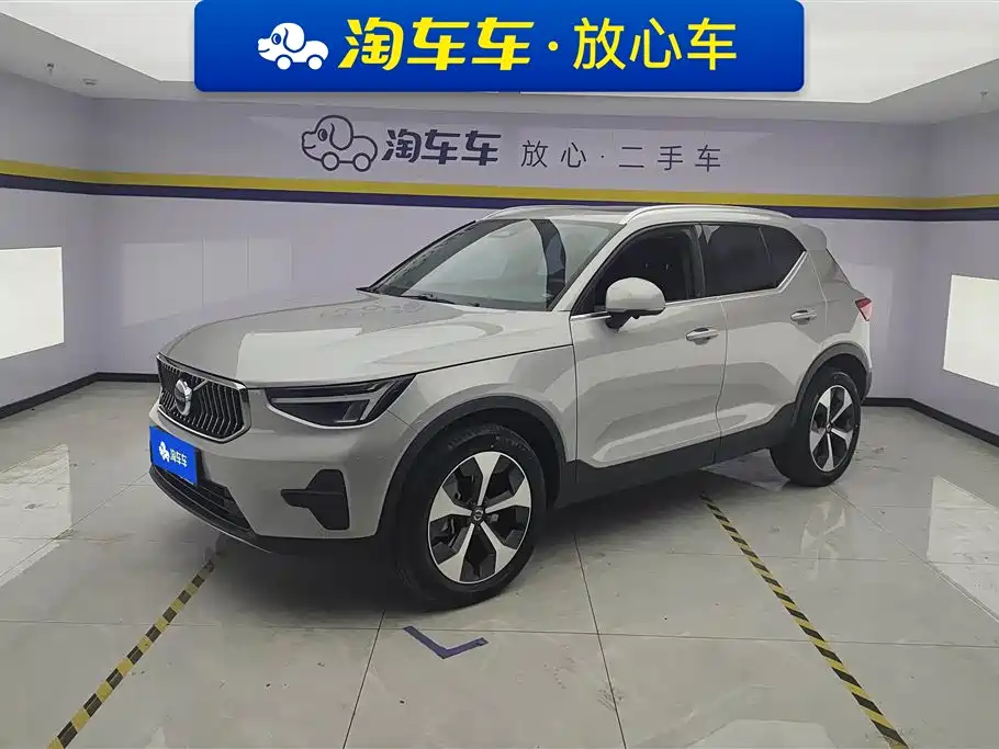 Volvo XC40 2023 — фото 1