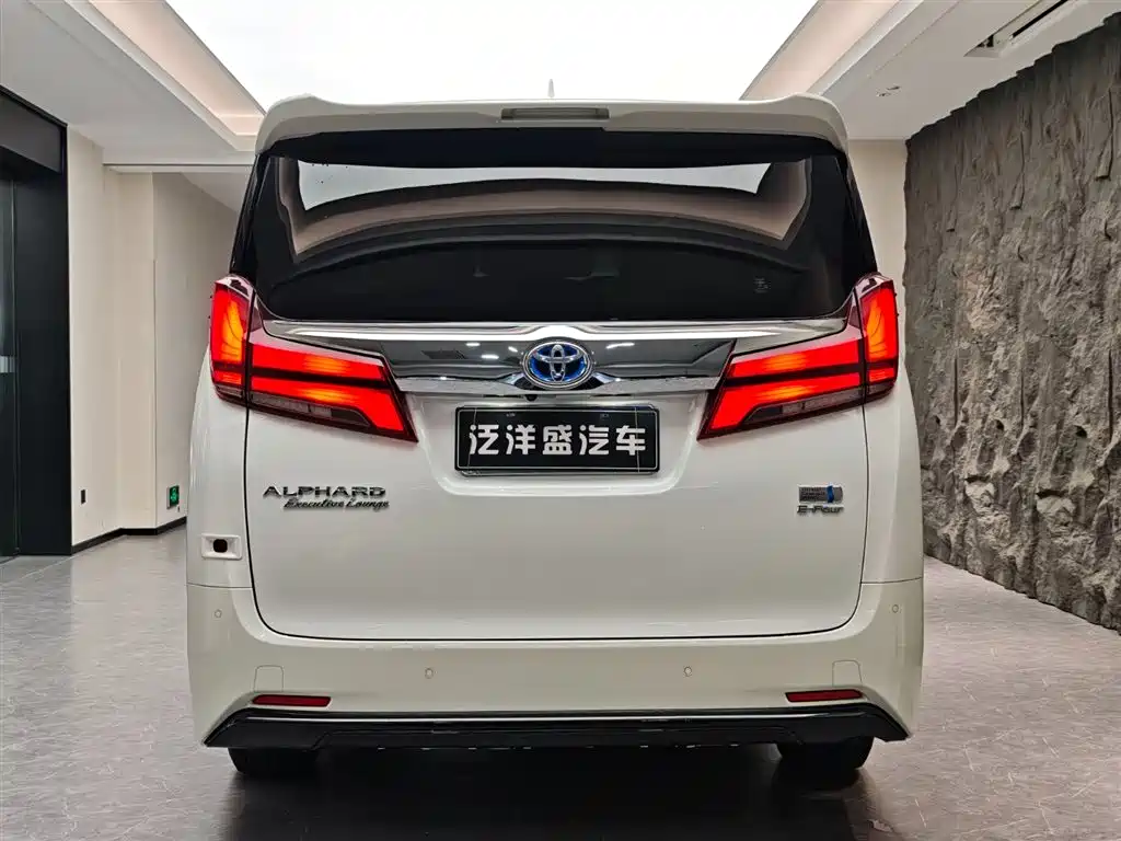 Toyota Alphard 2022 — фото 18