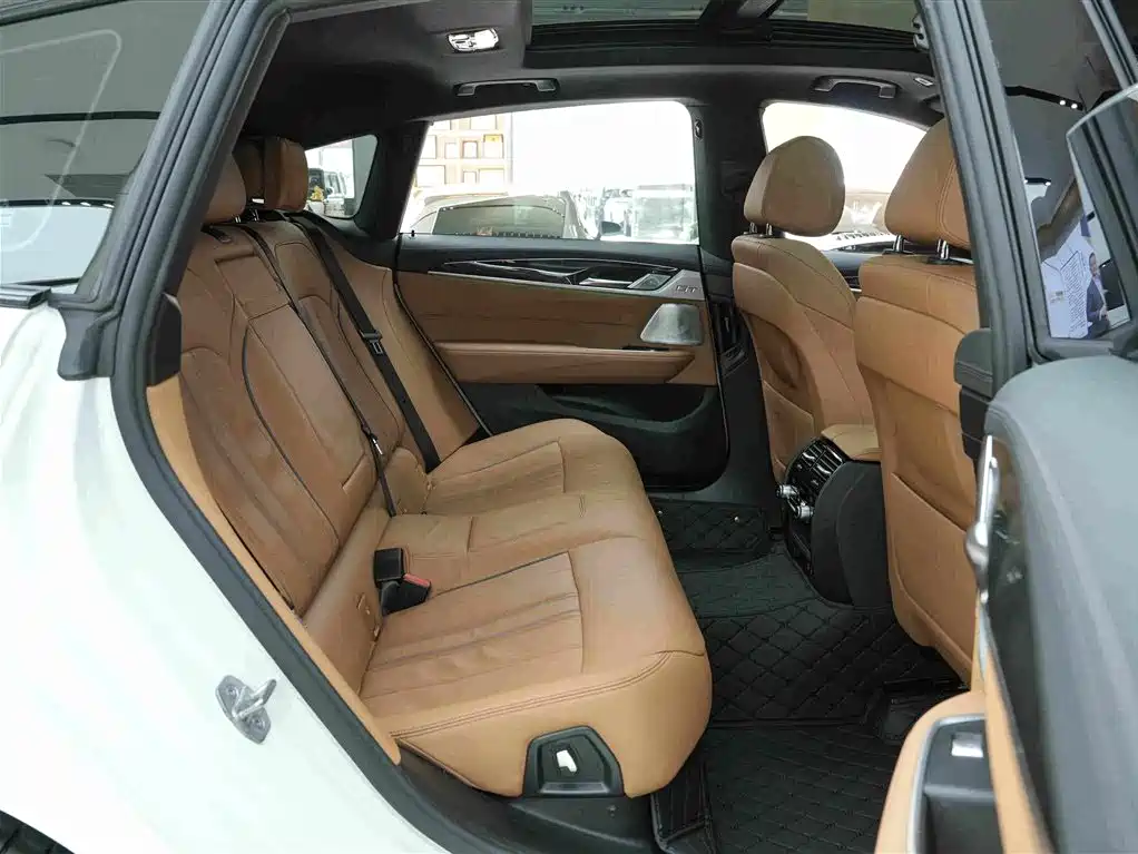 BMW 6 Series GT 2025 — фото 13