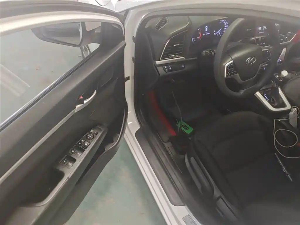 Hyundai Elantra 2018 — фото 16