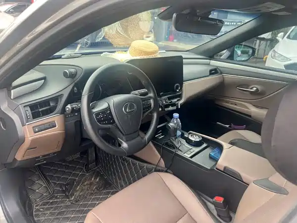 Lexus ES 2025