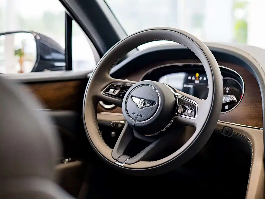 Bentley Bentayga 2023 — фото 12