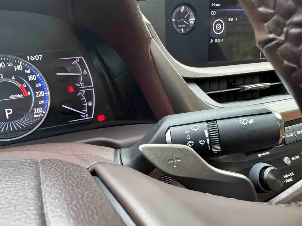 Lexus ES 2020 — фото 12