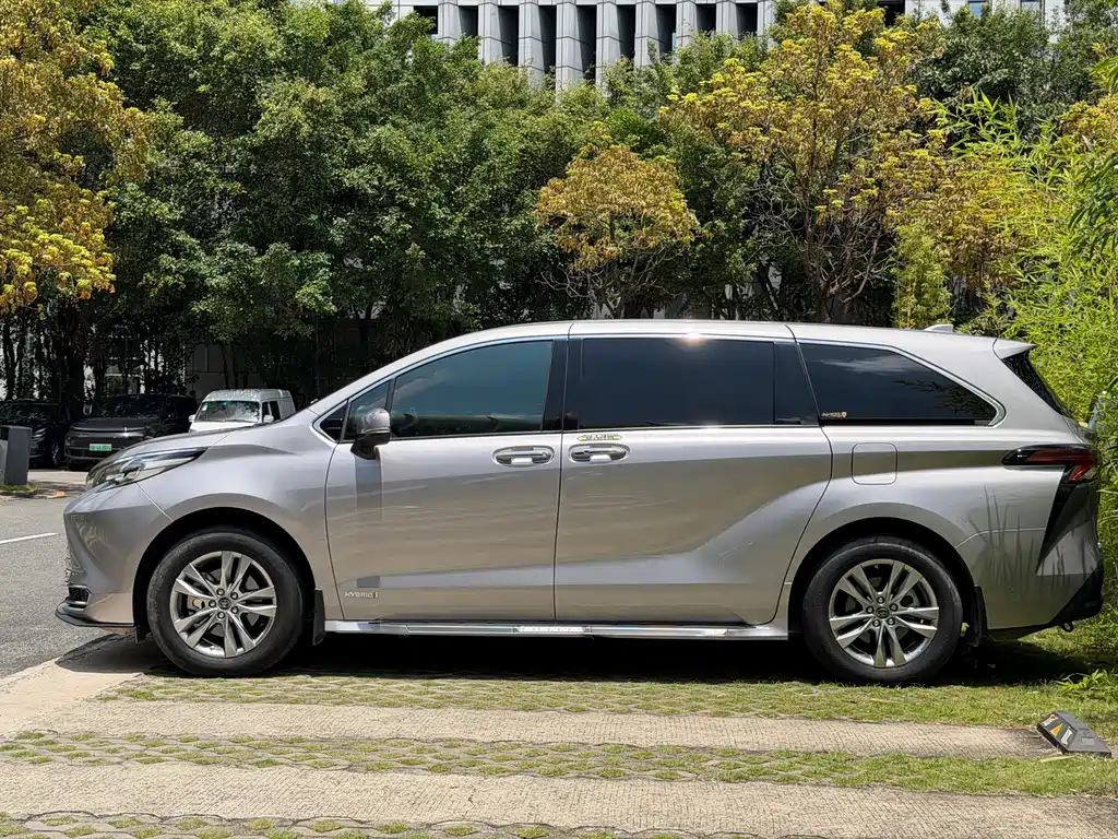 Toyota Sienna 2023 — фото 7