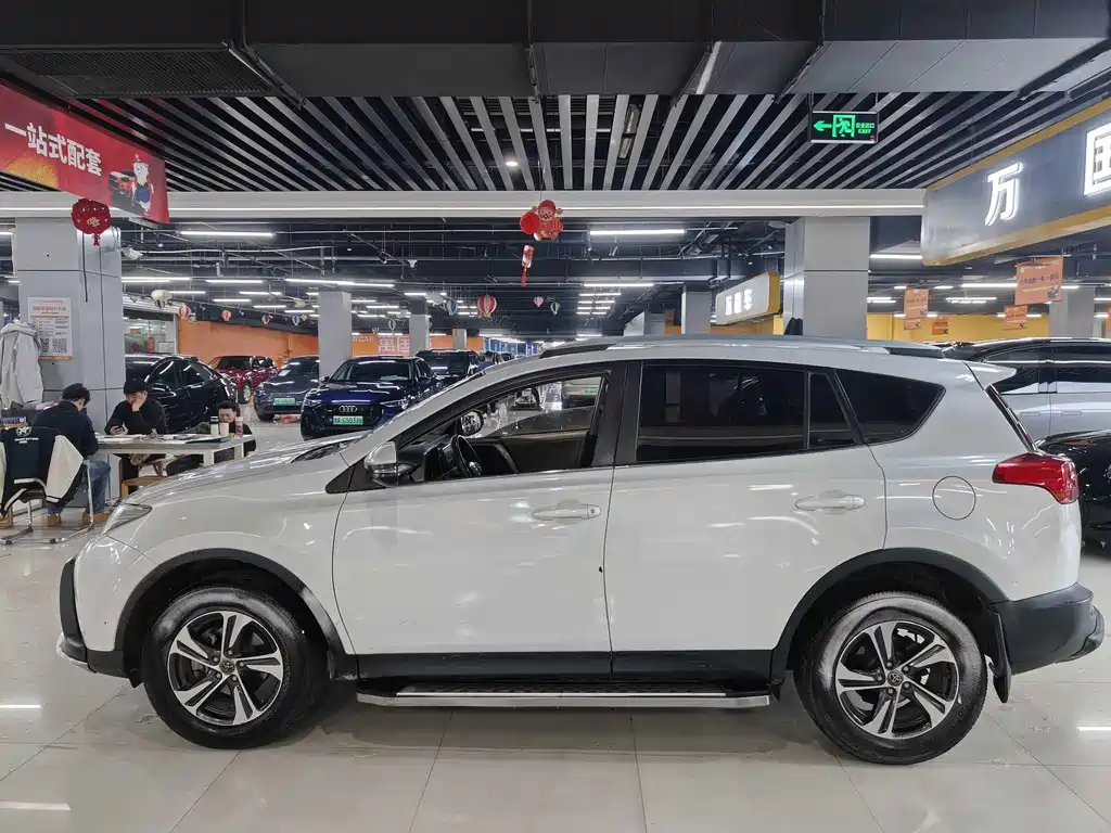 Toyota RAV4 2015 — фото 9