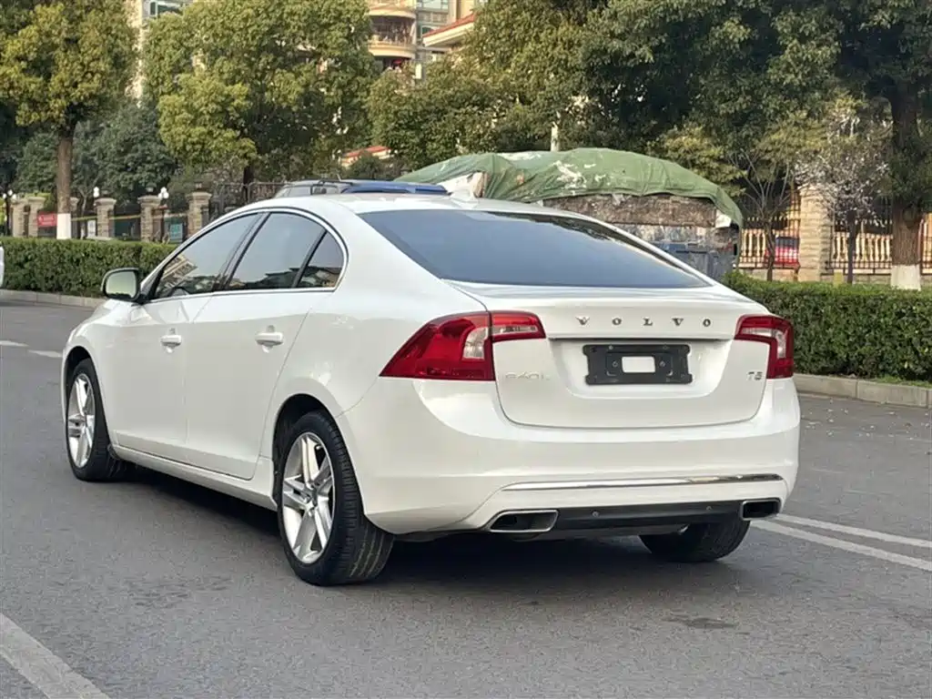 Volvo S60 2014 — фото 23