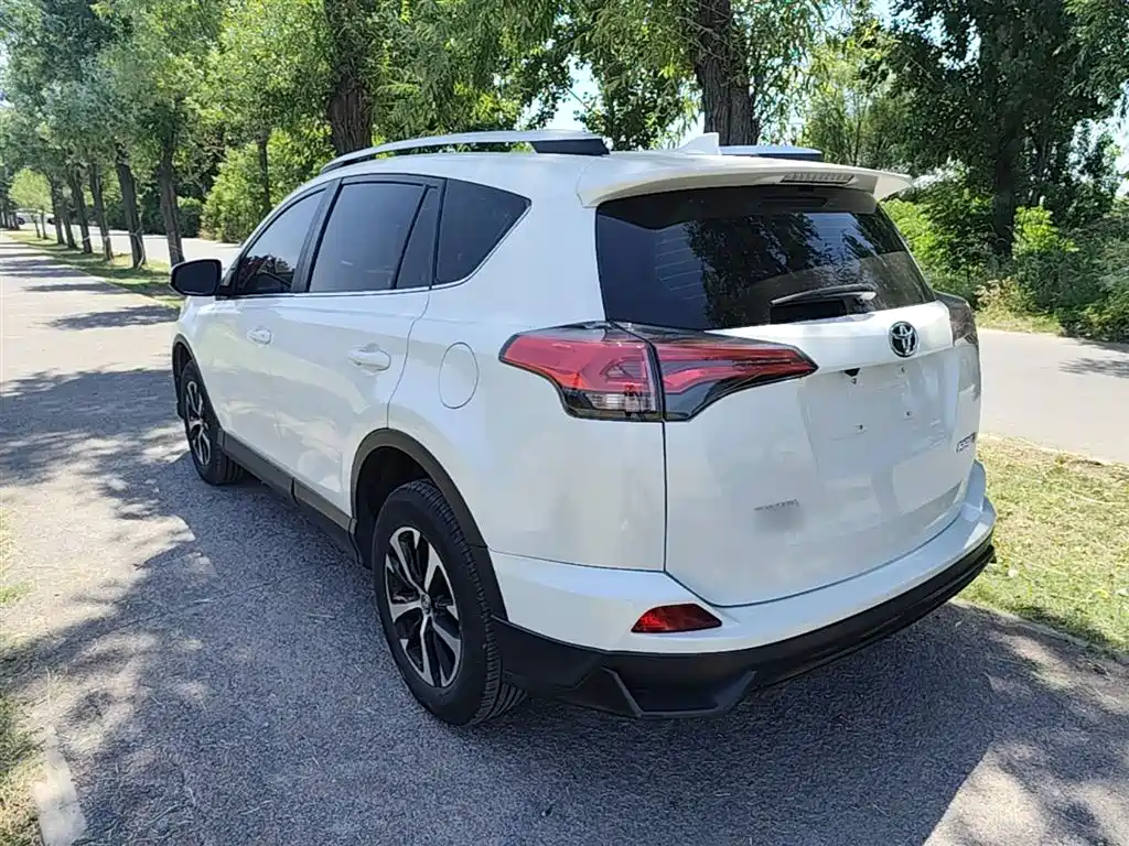 Toyota RAV4 2019 — фото 5