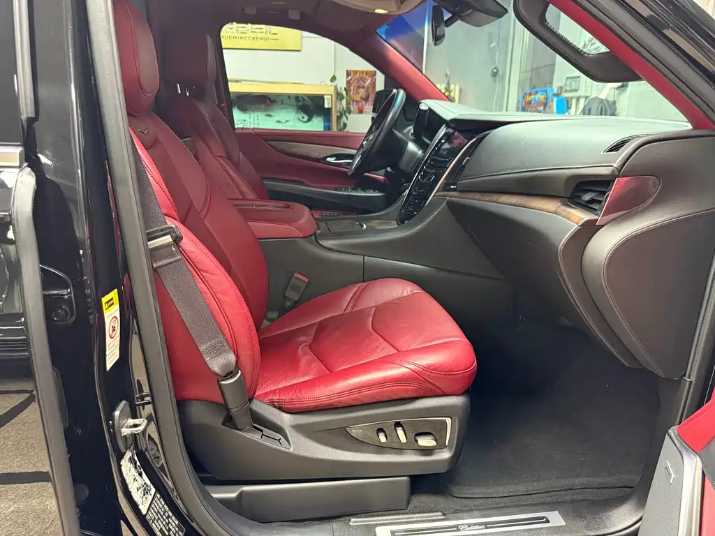 Cadillac Escalade 2018 — фото 16