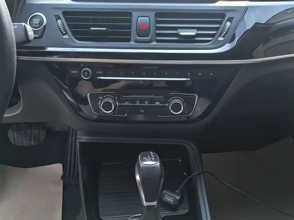 BMW 1 Series 2018 — фото 10