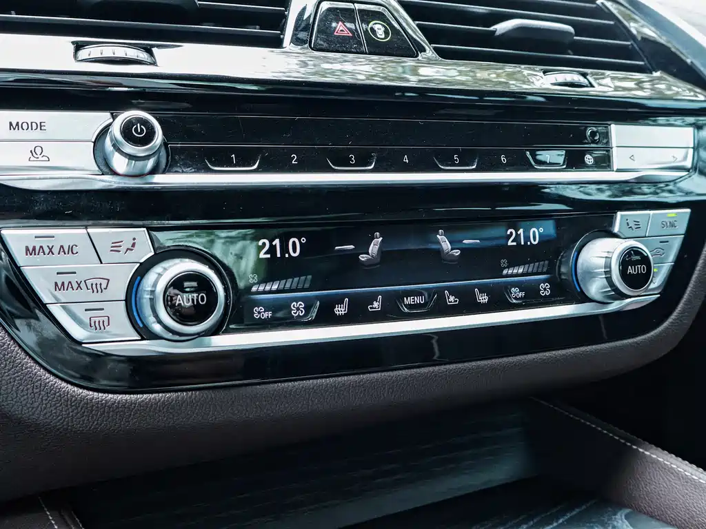 BMW 5 Series 2021 — фото 11
